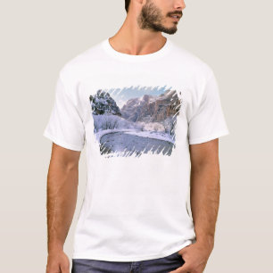 USA, Utah, Zion NP. Neuer Schnee bedeckt den Canyo T-Shirt