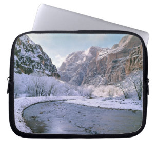 USA, Utah, Zion NP. Neuschnee bedeckt Canyon Laptopschutzhülle
