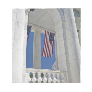 USA, VA, Arlington. Amerikanische Flaggen hängen Notizblock