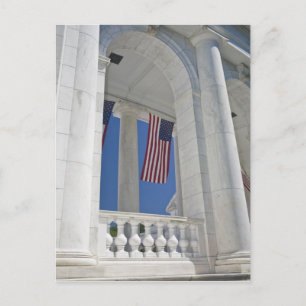 USA, VA, Arlington. Amerikanische Flaggen hängen Postkarte