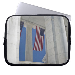 USA, VA, Arlington. Amerikanische Flaggen sind geh Laptopschutzhülle