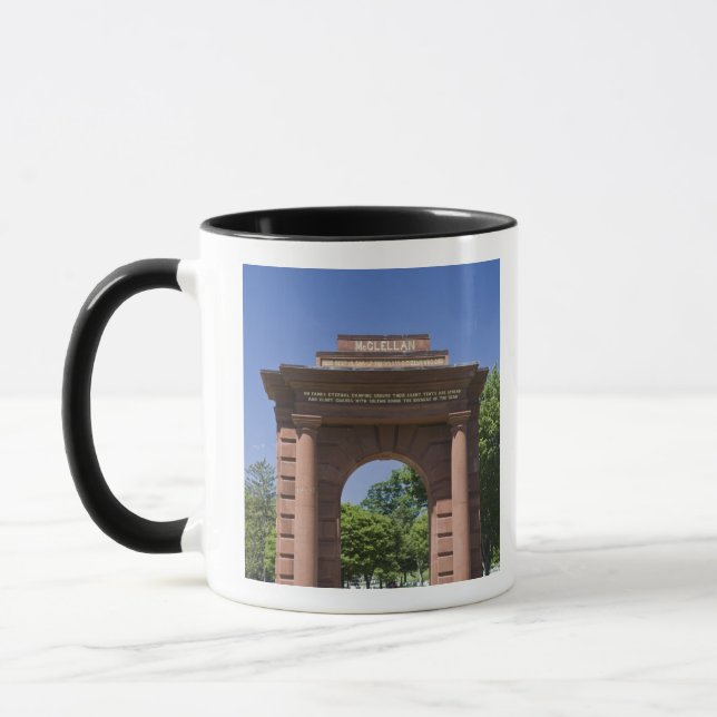 USA, VA, Arlington. McClellan Tor in Arlington Tasse (Links)
