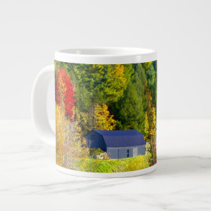 USA, Vermont. Herbstlaub entlang der Highway 100. Jumbo-Tasse