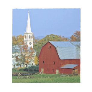 USA, Vermont, Peacham. Eine rote Scheune und ein Notizblock