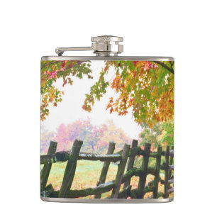 USA, Vermont. Zaun unter Herbstlaub. Flachmann