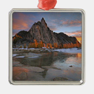 USA, Washington, Cascade Mountains. Prusik Ornament Aus Metall