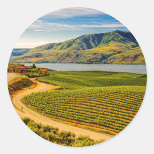 USA, Washington, Lake Chelan. Benson Vineyards Runder Aufkleber