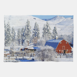 USA, Washington, Methow Valley, Scheunen in Geschirrtuch