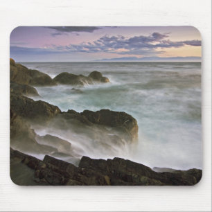 USA, Washington, San Juan Islands. Wellen brechen Mousepad