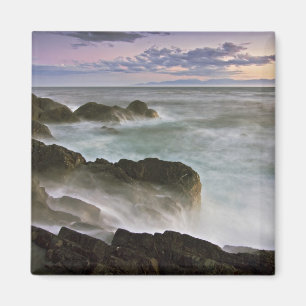 USA, Washington, San Juan Islands. Wellen krachen Magnet