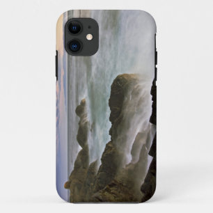 USA, Washington, San Juan Islands. Wellen schlagen Case-Mate iPhone Hülle
