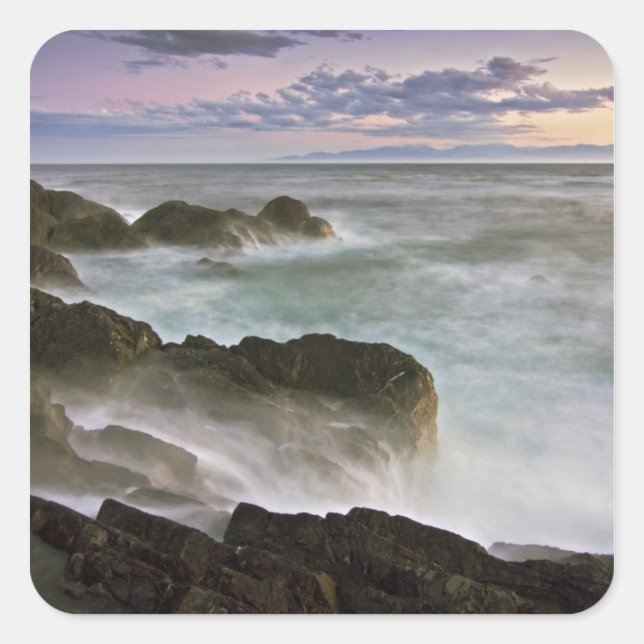 USA, Washington, San Juan Islands. Wellenabsturz Quadratischer Aufkleber (Vorderseite)