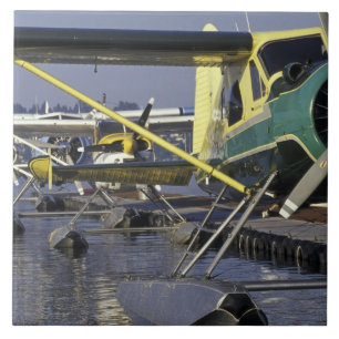 USA, Washington, Seattle, Wasserflugzeuge am Dock Fliese