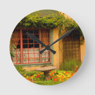 USA, Washington, Woodinville, The Herbfarm Runde Wanduhr