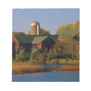USA, Wisconsin. Roter Stall in Notizblock