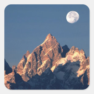 USA, Wyoming, Grand Teton NP. Ein Vollmond geht un Quadratischer Aufkleber