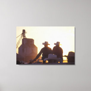 USA, Wyoming, Pine Bluffs. Zwei Männer schütteln Leinwanddruck
