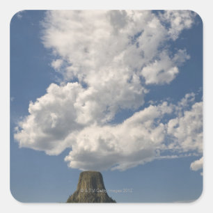 USA, Wyoming, Wolken über dem Turm 2 des Teufels Quadratischer Aufkleber