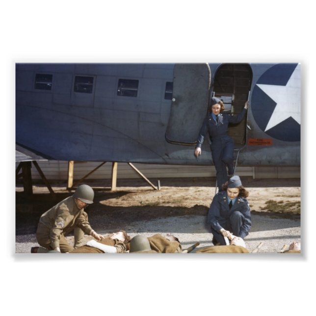 USAAF Flight Nurses and Medic Gekümmert für Verwun Fotodruck (Vorne)