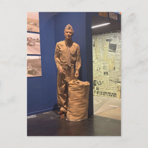 USO-Militärmannequin mit Vintage-Zeitungen Postkarte