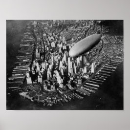 USS Akron fliegt über New York City - Circa 1932 Poster