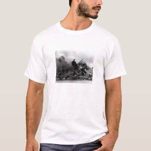 USS Arizona, das im Pearl Harbor brennt T-Shirt