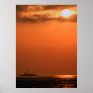 USS Doyle bei Sunrise Poster