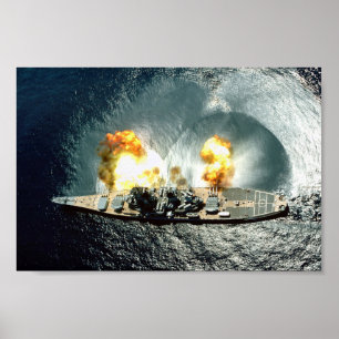 USS Iowa feuert eine volle Breitseite Poster