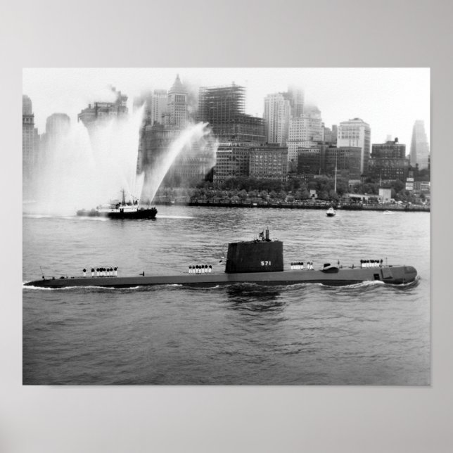 USS Nautilus verankert im Hafen von New York - 195 Poster (Vorne)