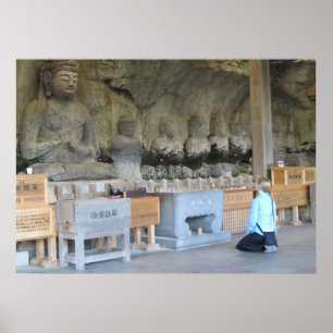 Usuki Stone Buddhas mit Besuchern Poster