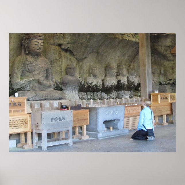 Usuki Stone Buddhas mit Besuchern Poster (Vorne)