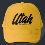 Utau dem Bienenstock-Staat Honighut Truckerkappe<br><div class="desc">Utah den Bienenstock Staat Honig gelben LKW Hut. Individuelle Baseballkappe für Sommer, Strand, lässige Kleidung, Sport, Reisen, Golf und vieles mehr. Stilvolles Handschriftendesign für Damen und Herren. Erhältlich auch in anderen coolen Farben. Fügen Sie optional Ihren eigenen amerikanischen Staat oder Spitznamen hinzu. Spaß Geburtstag Geschenk Idee für Freunde und Familie....</div>