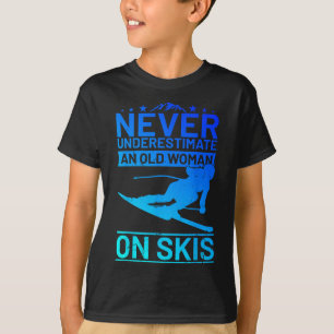 Uunterschätze niemals eine alte Frau auf Skiern Da T-Shirt