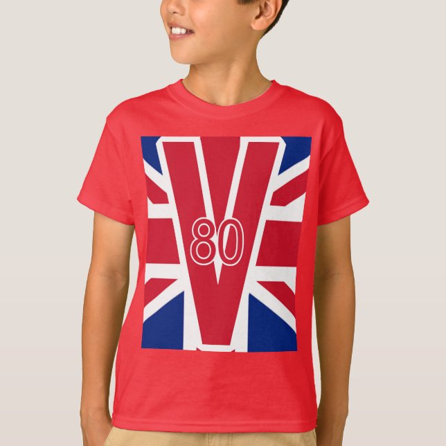 V 80 mit Union Jack Background VE Day T-Shirt (Vorderseite)