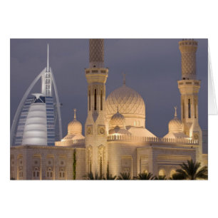 VAE, Dubai. Moschee am Abend mit Burj al Arab
