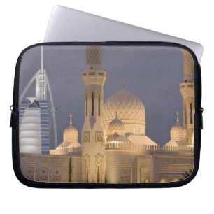 VAE, Dubai. Moschee am Abend mit Burj al Arab Laptopschutzhülle