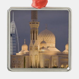 VAE, Dubai. Moschee am Abend mit Burj al Arab Silbernes Ornament