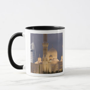 VAE, Dubai. Moschee am Abend mit Burj al Arab Tasse