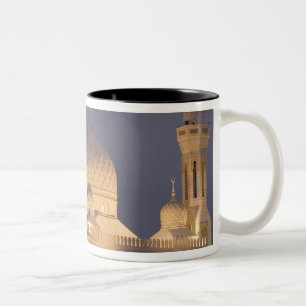 VAE, Dubai. Moschee am Abend mit Burj al Arab Zweifarbige Tasse