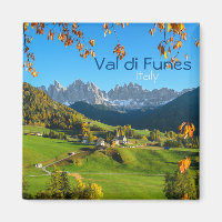 Val di Funes mit Herbstblättern quadratischer Text