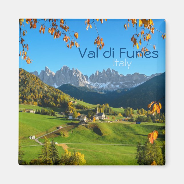 Val di Funes mit Herbstblättern quadratischer Text Magnet (Vorne)