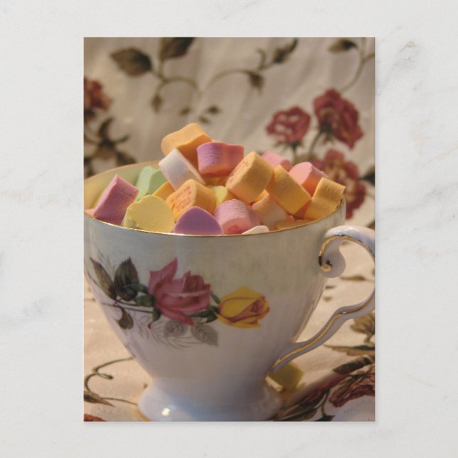 Valentine Candy and Rose Teacup Feiertagspostkarte (Vorderseite)