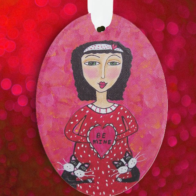 Valentine Folk Art Lady Herz Schwarze Katzen Liebe Ornament (Valentine Lady red dress two tuxedo cats red heart on pink red oval hanging ornament.)