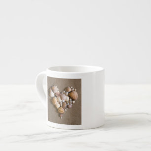 Valentine-Herz gemacht mit Muscheln Espressotasse