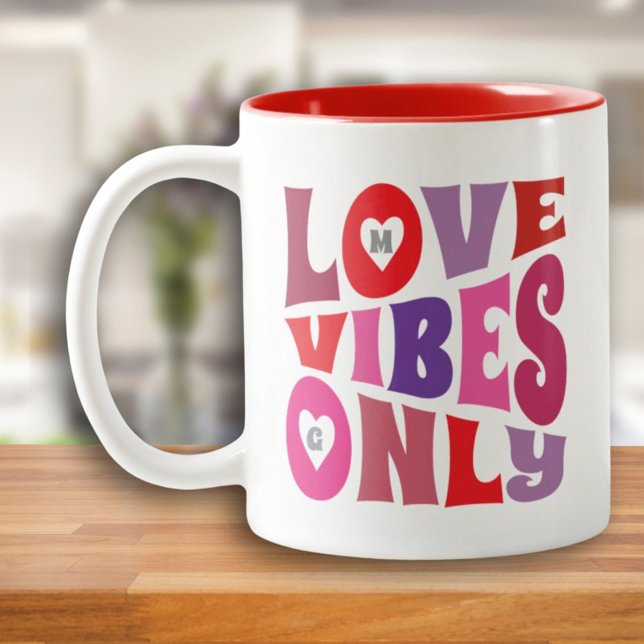 Valentine Liebe Vibes Only Red Pink Monogram Retro Zweifarbige Tasse (Valentines Love Vibes Only Red Pink Monogram Retro Coffee Mug)