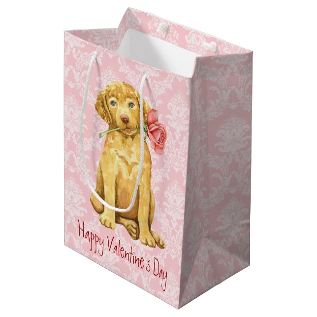 Valentine Rose Chesapeake Bay Retriever Mittlere Geschenktüte (Vorderseite Schrägansicht)