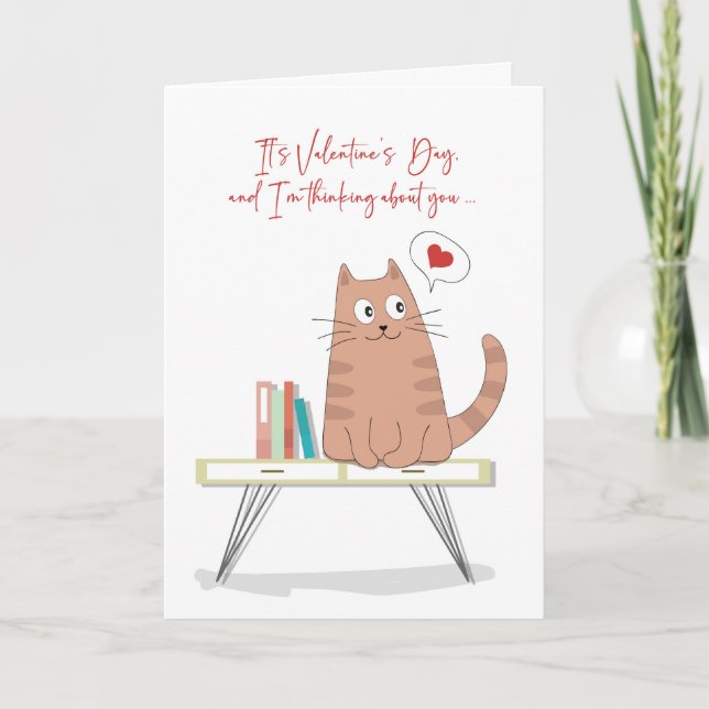 Valentine Whimsical Cat on Table Thinking Karte (Vorderseite)