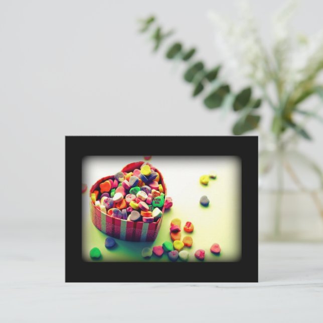 Valentine's Candy Heart Box Feiertagspostkarte (Stehend Vorderseite)