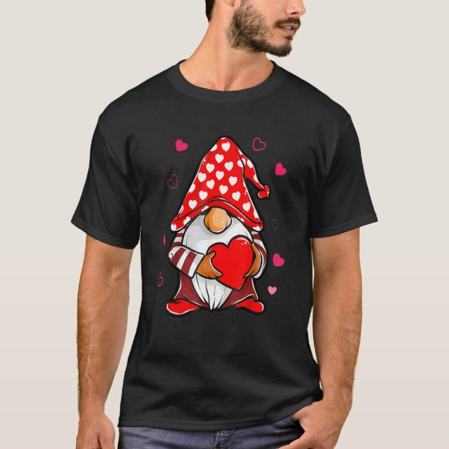 Valentines Day Gnome Love Holding Red Heart T-Shirt (Vorderseite)