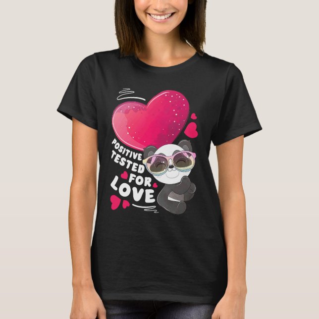 Valentine's day panda with heart T-Shirt (Vorderseite)